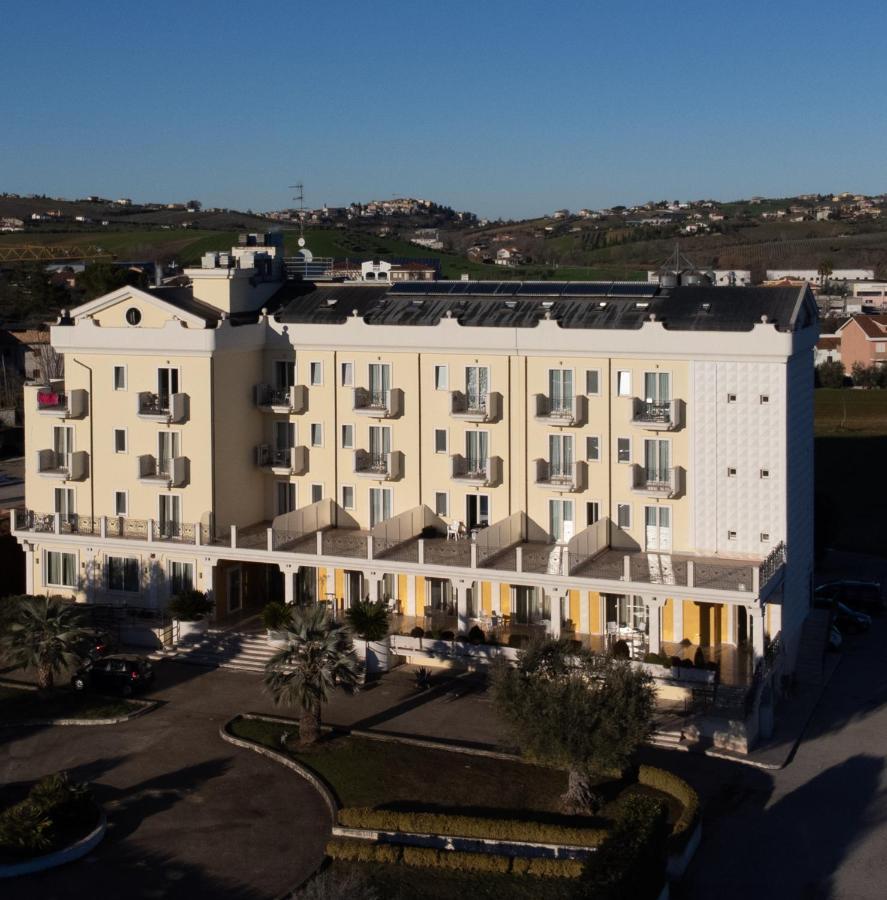 Hotel Concorde Sant'Egidio alla Vibrata Exteriör bild