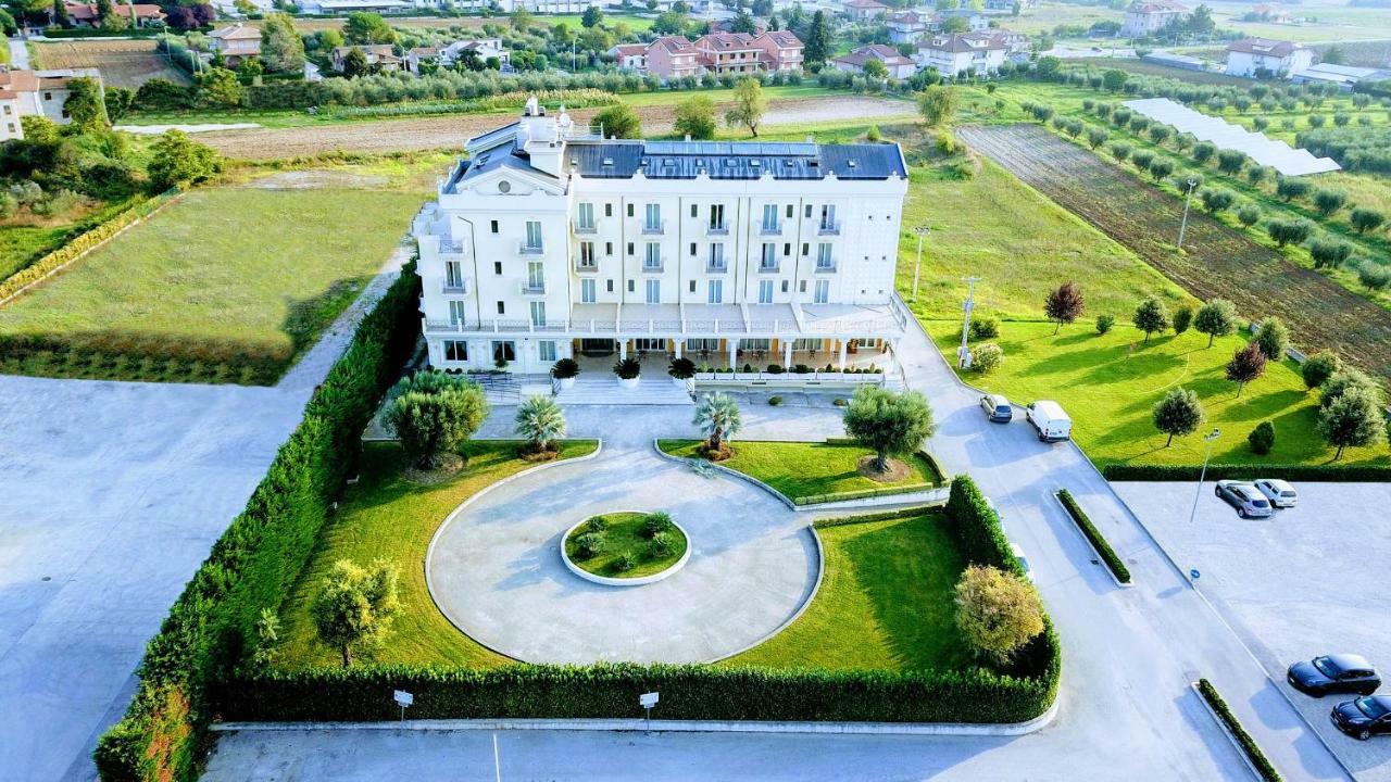 Hotel Concorde Sant'Egidio alla Vibrata Exteriör bild